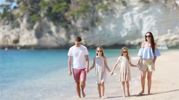 Jovem família em férias caminhando pelo mar — Vídeo de Stock