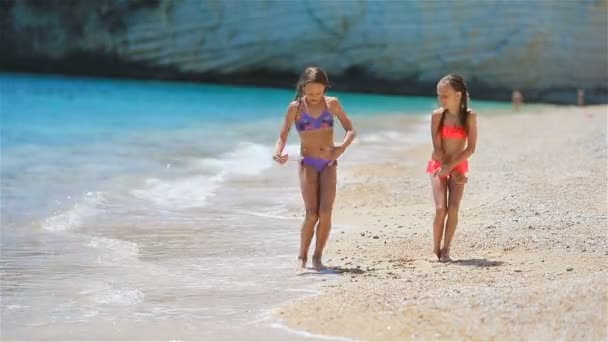 Meninas se divertindo na praia tropical durante as férias de verão — Vídeo de Stock