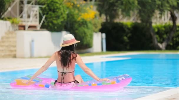 大きなスイミングプールでビキニエアマットレスの若い女性 — ストック動画