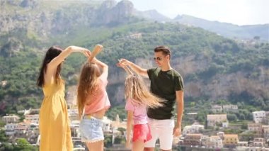 Arka planda Positano köyünde genç aile, Amalfi Coast, İtalya