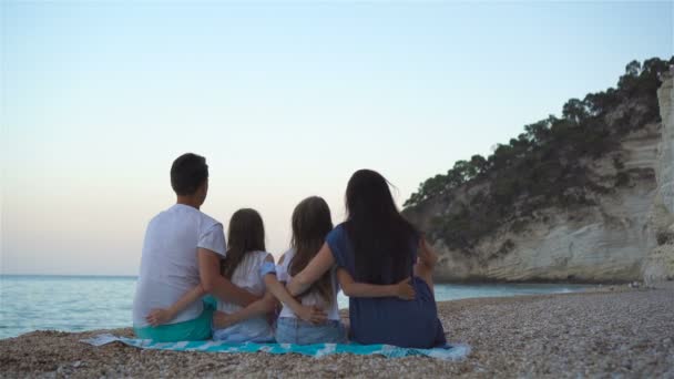 Família bonita feliz com crianças na praia — Vídeo de Stock