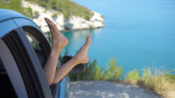 Gros plan de la petite fille pieds montrant de voiture fenêtre fond mer — Video