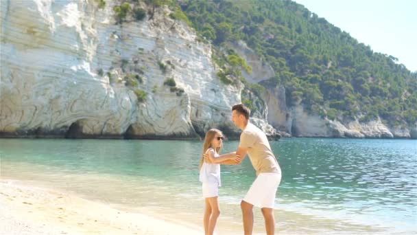 Feliz padre y su adorable hijita en la playa — Vídeo de stock