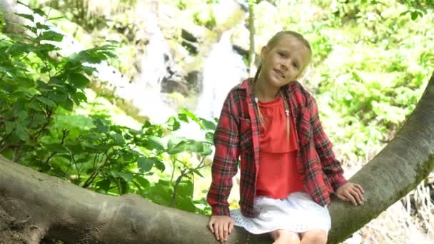 Meisje genieten van uitzicht op de waterval in Krasnay Poliana — Stockvideo