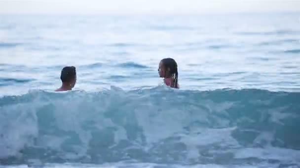 Glücklicher Vater und seine entzückende kleine Tochter am Strand — Stockvideo