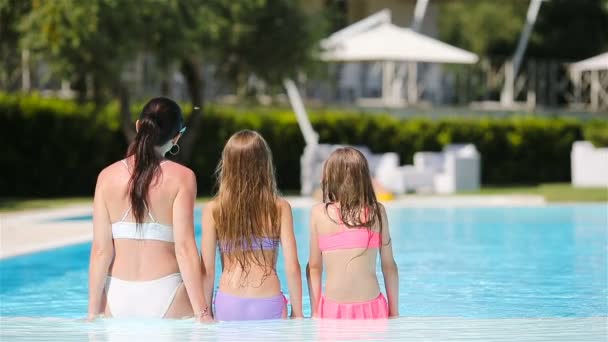 Moeder en twee kinderen genieten van zomervakantie in luxe zwembad — Stockvideo