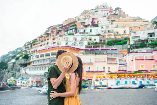 Zomervakantie in Italië. Jonge echtpaar in Positano dorp op de achtergrond, Amalfi Coast, Italië — Stockfoto