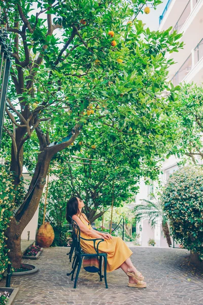 Femme dans la citronnière de Sorrente en été — Photo