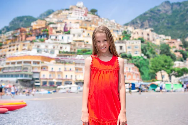 Adorable niña en el cálido y soleado día de verano en la ciudad de Positano en Italia —  Fotos de Stock