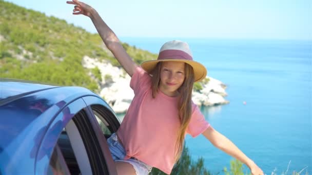 Petite fille en vacances Voyage en voiture fond beau paysage — Video