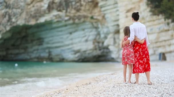 Hermosa madre e hija en la playa disfrutando de vacaciones de verano. — Vídeos de Stock