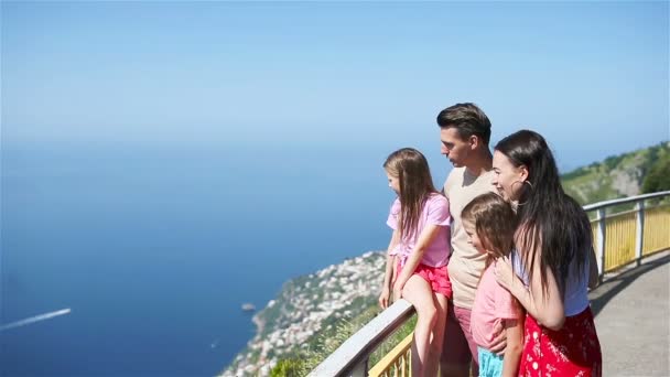 Sommarsemester i Italien. ung familj på fyra på bakgrunden, Amalfikusten, Italien — Stockvideo