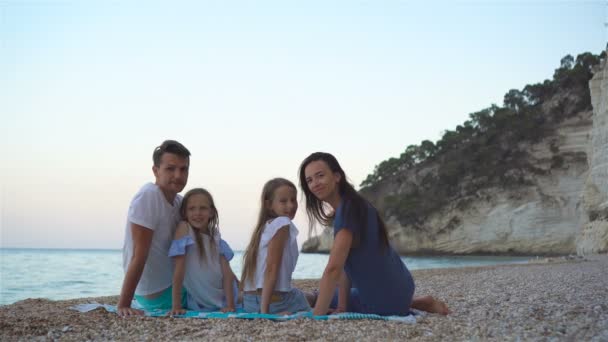Glad vacker familj med barn på stranden — Stockvideo