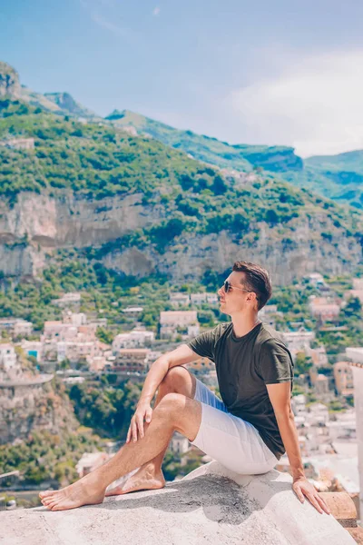 Vacaciones de verano en Italia. Joven en el pueblo de Positano en el fondo, Costa Amalfitana, Italia — Foto de Stock