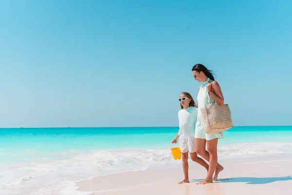 열 대 해변의 귀여운 소녀와 어린 엄마 — 스톡 사진