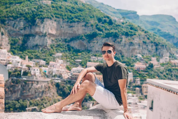 Sommarsemester i Italien. ung man i Positano byn på bakgrunden, Amalfikusten, Italien — Stockfoto