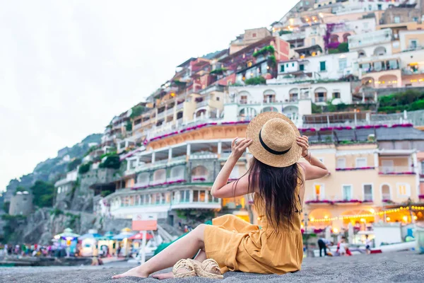 Zomervakantie in Italië. Jonge vrouw in Positano dorp op de achtergrond, Amalfi Coast, Italië — Stockfoto