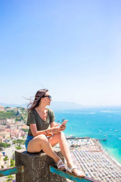 Jonge vrouw in de achtergrond van Middellandse Zee en lucht. — Stockfoto