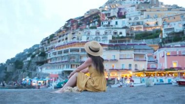 İtalya 'da yaz tatili. Arka planda Positano köyündeki genç kadın, Amalfi Sahili, İtalya