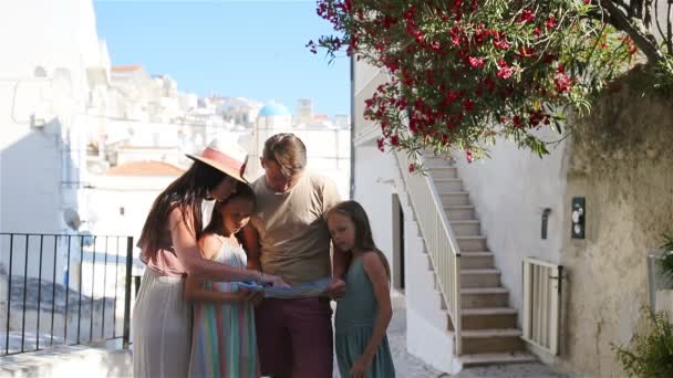 Семья из четырех человек в отпуске в Европе . — стоковое видео