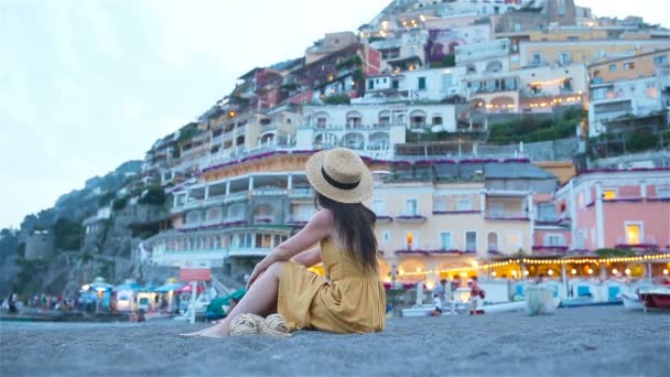 Vacaciones de verano en Italia. Mujer joven en el pueblo de Positano en el fondo, Costa Amalfitana, Italia — Vídeo de stock