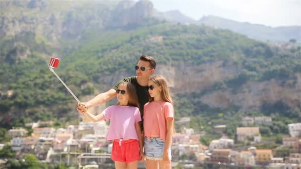 Otec a děti fotit selfie pozadí Positano město v Itali na pobřeží Amalfi — Stock video