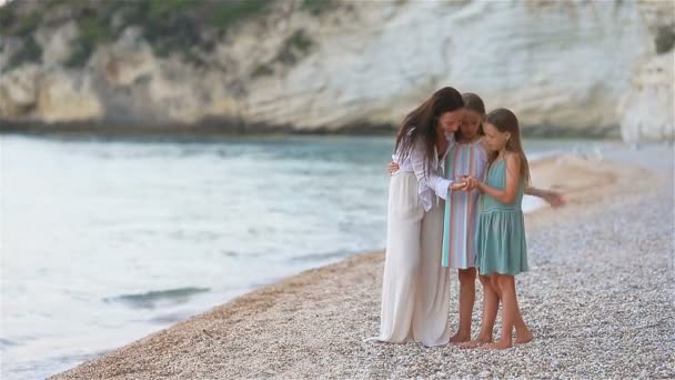 美丽的母亲和女儿在海滩上 — 图库视频影像
