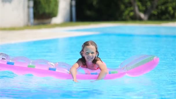 Αξιολάτρευτο μικρό παιδί παίζουν στην εξωτερική πισίνα — Αρχείο Βίντεο