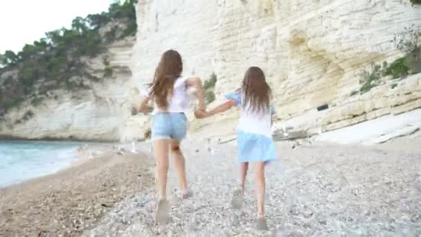 Meninas se divertindo na praia tropical durante as férias de verão — Vídeo de Stock