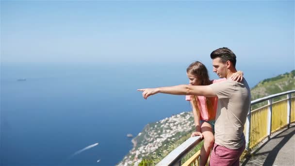 Nyári üdülés Olaszországban. Fiatal férfi és kislánya a háttérben, Amalfi Coast, Olaszország — Stock videók