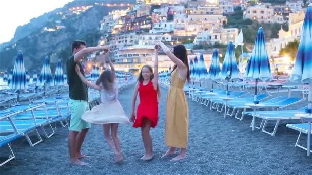 Familie in de voorkant van Positano aan de kust van Amalfi in Italië in zonsondergang — Stockvideo