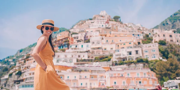 Vacaciones de verano en Italia. Mujer joven en el pueblo de Positano en el fondo, Costa Amalfitana, Italia —  Fotos de Stock