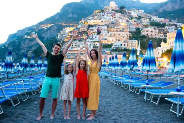 İtalya 'da yaz tatili. Arka planda Positano köyündeki genç kadın, Amalfi Sahili, İtalya