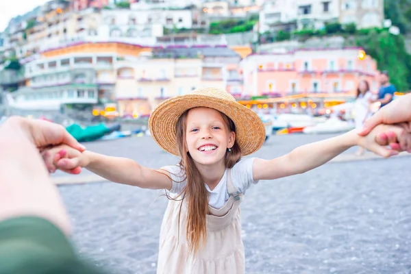 Adorable niña en el cálido y soleado día de verano en la ciudad de Positano en Italia — Foto de Stock