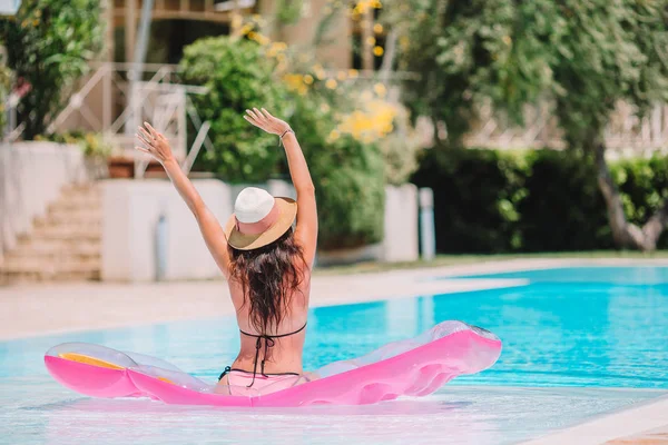 Bela jovem mulher relaxante na piscina. — Fotografia de Stock