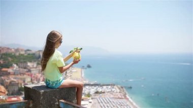 Akdeniz ve gökyüzünün arka planında büyük sarı bir limon.