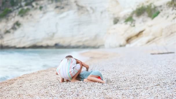 Małe dziewczynki bawią się na tropikalnej plaży podczas wakacji — Wideo stockowe