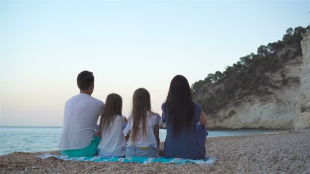 Šťastná krásná rodina s dětmi na pláži — Stock video