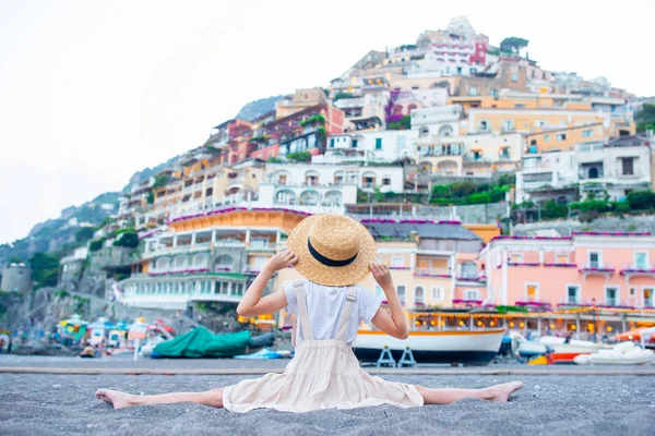 Adorable niña en el cálido y soleado día de verano en la ciudad de Positano en Italia —  Fotos de Stock