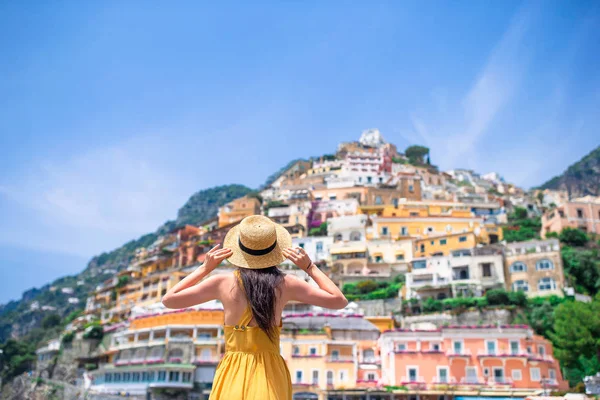 Летний отдых в Италии. Молодая женщина в деревне Позитано на заднем плане, побережье Амальфи, Италия — стоковое фото