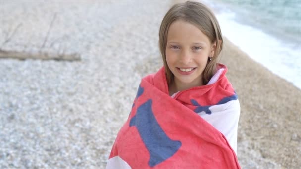 Klein meisje met plezier met handdoeken op tropisch strand — Stockvideo