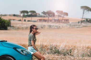 Haritada doğru yolu arayan yeni bir macera arayan kadın