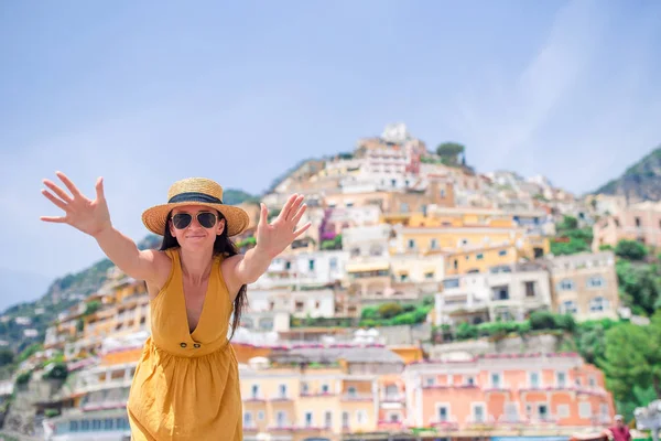 Letní dovolená v Itálii. Mladá žena v Positano Village na pozadí, Amalfi Coast, Itálie — Stock fotografie