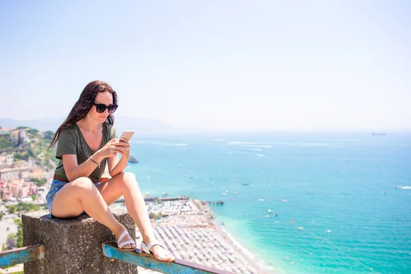 Mujer joven en el fondo del mar mediterráneo y el cielo . —  Fotos de Stock