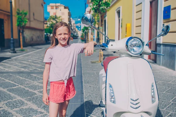 モップ屋外で微笑む愛らしい小さな女の子 — ストック写真