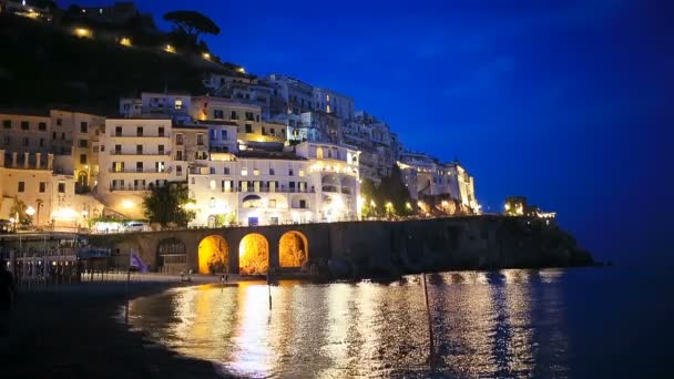 Hermosas ciudades costeras de Italia - la pintoresca Amalfi en la costa de Amalfi — Vídeo de stock