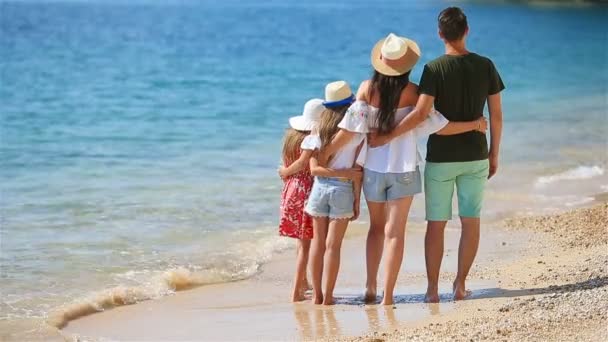 Молодая семья в отпуске веселится — стоковое видео