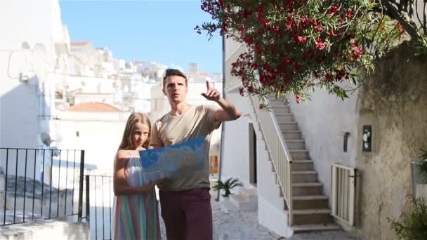 Dreiköpfige Familie macht Urlaub in Europa — Stockvideo