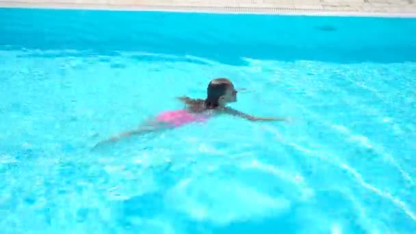 Niña adorable en la piscina al aire libre — Vídeos de Stock