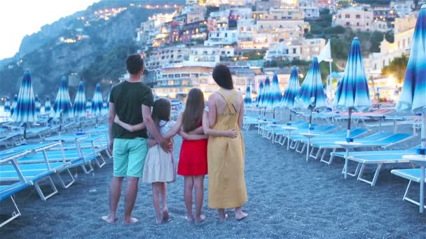 Férias de verão na Itália. Jovem mulher em Positano aldeia ao fundo, Costa Amalfitana, Itália — Vídeo de Stock